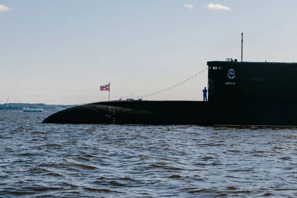 Geçit töreninden önce Finlandiya Körfezi 'nin sularındaki Rus dizel elektrikli denizaltısı Dmitrov' un suyundan bakın. Rusya, Kronstadt, 31.07.2021