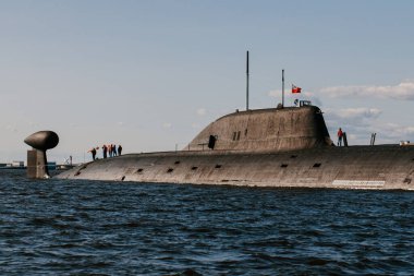 Finlandiya Körfezi 'nin sularındaki nükleer denizaltıların sularından bakın. Kronstadt' taki Donanma Günü askeri geçit töreni için hazırlık. Bir füze denizaltısı. Rusya, Kronstadt, 30.07.2021