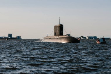 Finlandiya Körfezi 'nin sularındaki nükleer denizaltıların sularından görüş. Kronstadt' taki Donanma Günü askeri geçit töreni için hazırlık. Bir füze denizaltısı.