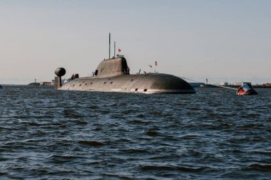 Finlandiya Körfezi 'nin sularındaki nükleer denizaltıların sularından bakın. Kronstadt' taki Donanma Günü askeri geçit töreni için hazırlık. Bir füze denizaltısı. Rusya, Kronstadt, 30.07.2021