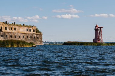 Kronshlot Kalesi 'nin en eski kalesinin suyundan ve Kronstadt Körfezi' nin sularındaki düşük kuşaklı deniz fenerinden, kraliyet kalesinden, savunma kalesinden görüş.