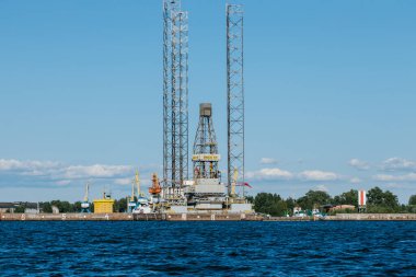 Ensco 101 yüzen sondaj kulesi, donanma gününde Kronstadt 'ta vinç, gemi ve maden platformları. Kronstadt Deniz Fabrikası. Rusya, Kronstadt, 31.07.2021