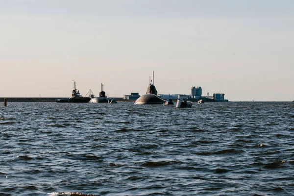 Вид з води атомних підводних човнів у водах Фінської затоки Підготовка до військового параду в День військово-морського флоту в Кронштадт.Ракетний підводний човен — стокове фото