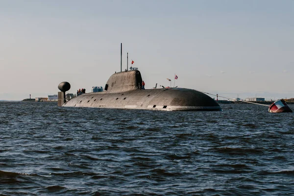 Vista desde el agua de los submarinos nucleares en las aguas del Golfo de Finlandia.Preparación para el desfile militar del Día de la Marina en Kronstadt.Un submarino de misiles. Rusia, Kronstadt, 30.07.2021 —  Fotos de Stock