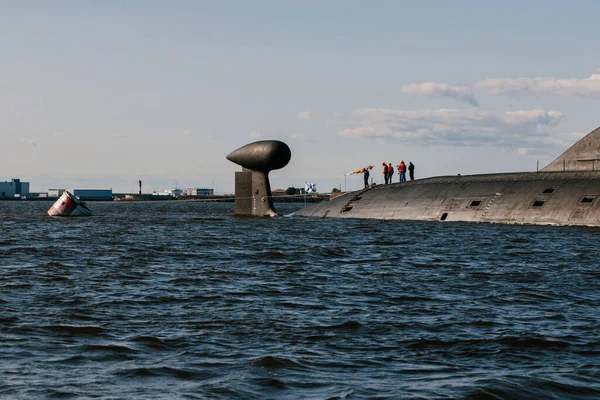Pohled z vody jaderných ponorek ve vodách Finského zálivu.Příprava na vojenský průvod v den námořnictva v Kronstadt.Raketová ponorka.Rusko, Kronstadt, 30.07.2021 — Stock fotografie