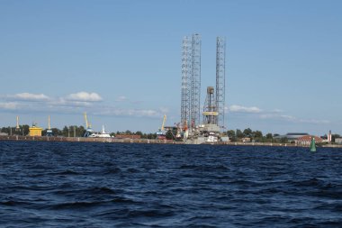 Ensco 101 yüzen sondaj kulesi, donanma gününde Kronstadt 'ta vinç, gemi ve maden platformları. Kronstadt Deniz Fabrikası. Rusya, Kronstadt, 31.07.2021