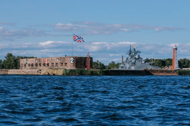 Limanın suyundan, savaş gemilerinin ve denizaltıların park alanından, Kronstadt kıyılarından, Finlandiya Körfezi 'nin sularından, mavi denizden ve dalgalardan bakın. Rusya, Kronstadt, 31.07.2021