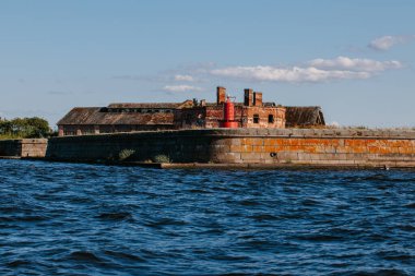 Kronshlot Kalesi 'nin suyundan, adanın alt kuşak deniz fenerinden, Finlandiya Körfezi sularından, Kronstadt' ın çimenlik alanından manzara.
