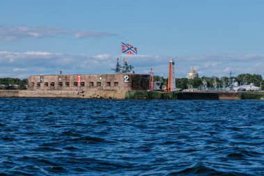 Limanın suyundan, savaş gemilerinin ve denizaltıların park alanından, Kronstadt kıyılarından, Finlandiya Körfezi 'nin sularından, mavi denizden ve dalgalardan bakın. Rusya, Kronstadt, 31.07.2021