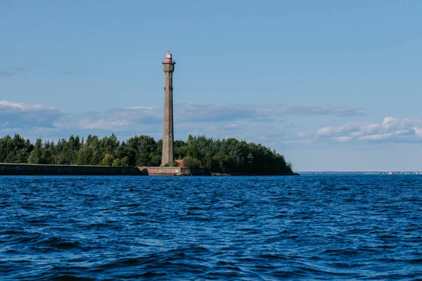Vista desde el agua del faro de Kronstadt, la costa de Kronstadt, las aguas del Golfo de Finlandia, el mar azul y las olas — Foto de Stock
