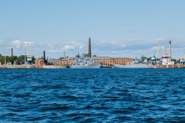 Sudan Kronstadt kıyılarına bakın, orada savaş gemileri ve gemiler, platformda deniz turnaları, mavi su ve büyük dalgalar var. Rusya, Kronstadt, 31.07.2021
