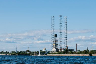 Ensco 101 yüzen sondaj kulesi, donanma gününde Kronstadt 'ta vinç, gemi ve maden platformları. Kronstadt Deniz Fabrikası. Rusya, Kronstadt, 31.07.2021