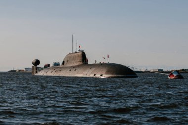 Finlandiya Körfezi 'nin sularındaki nükleer denizaltıların sularından bakın. Kronstadt' taki Donanma Günü askeri geçit töreni için hazırlık. Bir füze denizaltısı. Rusya, Kronstadt, 30.07.2021
