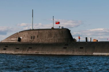 Finlandiya Körfezi 'nin sularındaki nükleer denizaltıların sularından bakın. Kronstadt' taki Donanma Günü askeri geçit töreni için hazırlık. Bir füze denizaltısı. Rusya, Kronstadt, 30.07.2021