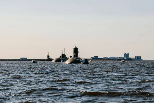 Blick aus dem Wasser von Atom-U-Booten in den Gewässern des Finnischen Meerbusens. Vorbereitungen für die Militärparade am Tag der Marine in Kronstadt. Ein Raketen-U-Boot — Stockfoto
