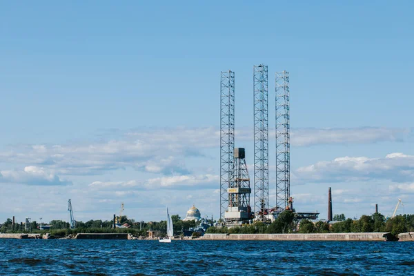 Ensco 101 yüzen sondaj kulesi, donanma gününde Kronstadt 'ta vinç, gemi ve maden platformları. Kronstadt Deniz Fabrikası. Rusya, Kronstadt, 31.07.2021