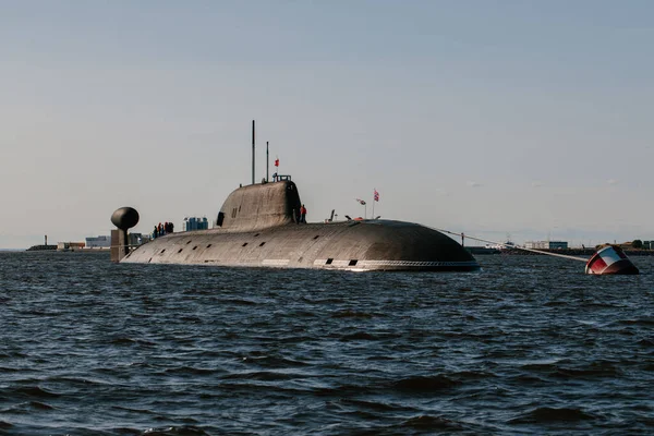 Vista desde el agua de los submarinos nucleares en las aguas del Golfo de Finlandia.Preparación para el desfile militar del Día de la Marina en Kronstadt.Un submarino de misiles. Rusia, Kronstadt, 30.07.2021 — Foto de Stock