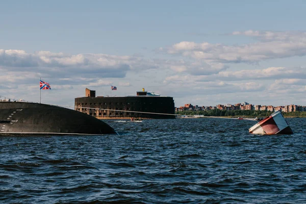 フィンランド湾の原子力潜水艦の水からの眺め。クロンシュタット海軍の日の軍事パレードの準備。ミサイル潜水艦。ロシア、クロンシュタット、 300.7.2021 — ストック写真