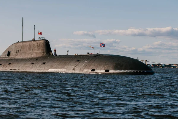 Blick aus dem Wasser von Atom-U-Booten in den Gewässern des Finnischen Meerbusens. Vorbereitungen für die Militärparade am Tag der Marine in Kronstadt. Ein Raketen-U-Boot. Russland, Kronstadt, 30.07.2021 Stockbild