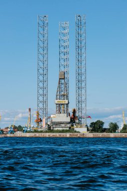 Ensco 101 yüzen sondaj kulesi, donanma gününde Kronstadt 'ta vinç, gemi ve maden platformları. Kronstadt Deniz Fabrikası. Rusya, Kronstadt, 31.07.2021