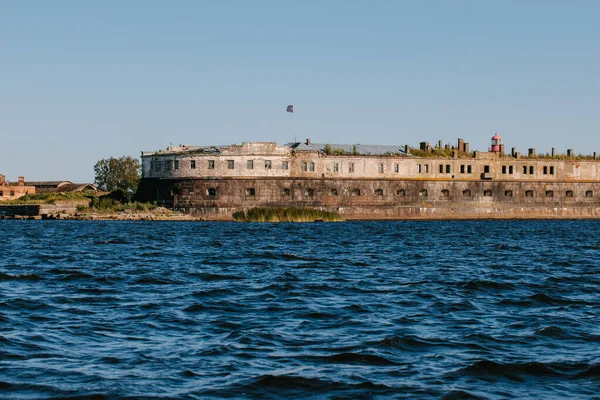 Вид с воды старейшего форта Фешлот и нижнего маяка в водах Финского залива в Мбаппе, кронный замок, оборонительная крепость — стоковое фото