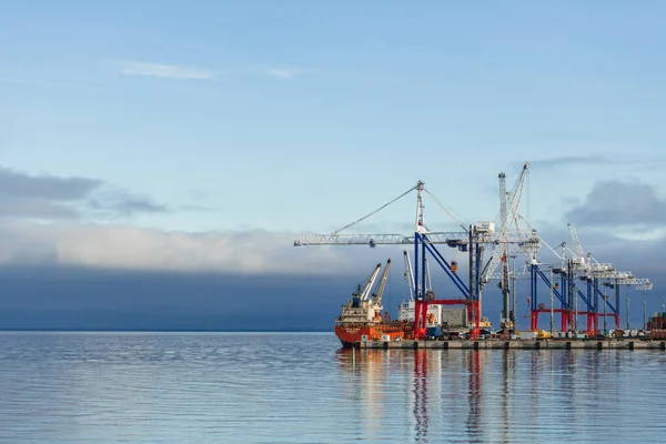 Moderno puerto de Bronka en San Petersburgo. Golfo de Finlandia. Complejo de transbordo marino. Rusia, San Petersburgo, 11.21.2020 Imágenes De Stock Sin Royalties Gratis