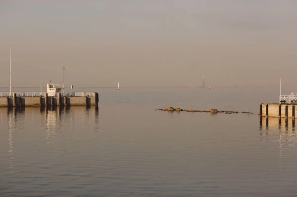 Cais marinho para barcos e iates contra o pano de fundo do pôr do sol. O Golfo da Finlândia. — Fotografia de Stock