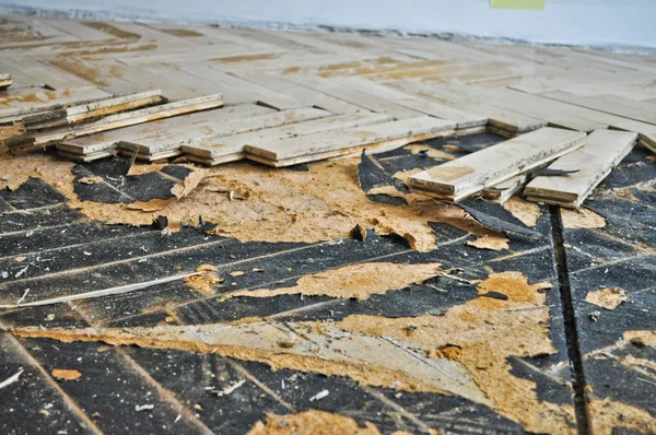 Rekonstrukce staré dřevěné podlahy — Stock fotografie