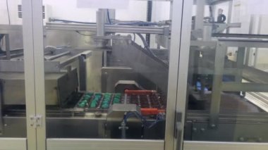 Çikolata fabrikası, çikolata yumurtalarının içine oyuncak koymak için taşıma bandı.