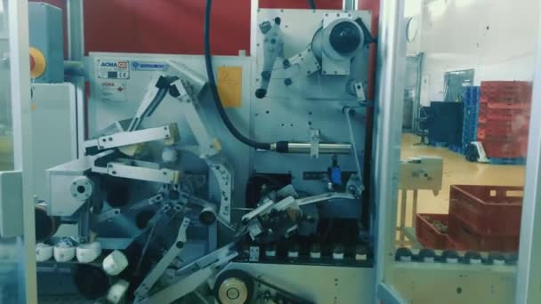 巧克力制造厂，用铝箔包裹巧克力惊喜蛋的传送机 — 图库视频影像