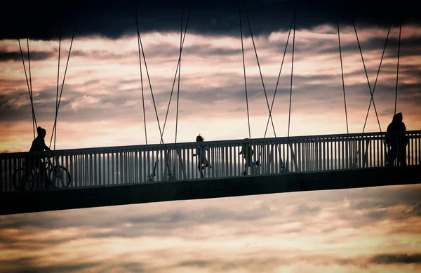 Hanging bridge and kids running — Stock Photo, Image