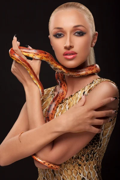 Chica con serpiente — Foto de Stock