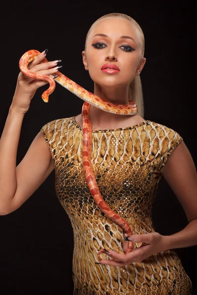 Chica con serpiente — Foto de Stock