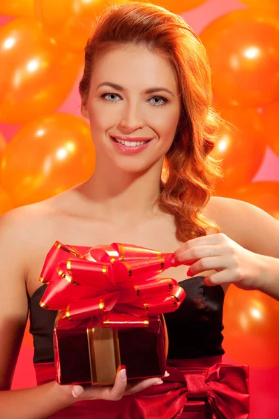 Mujer con regalo — Foto de Stock