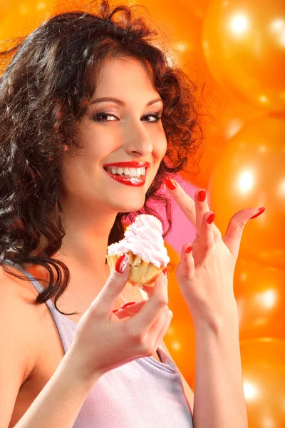 Vrouw met cake — Stockfoto