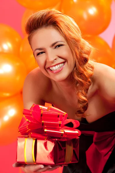 Mujer con regalo — Foto de Stock