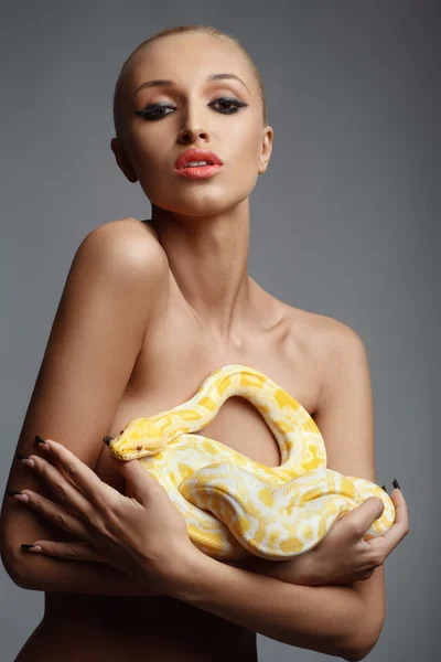 Chica con python — Foto de Stock