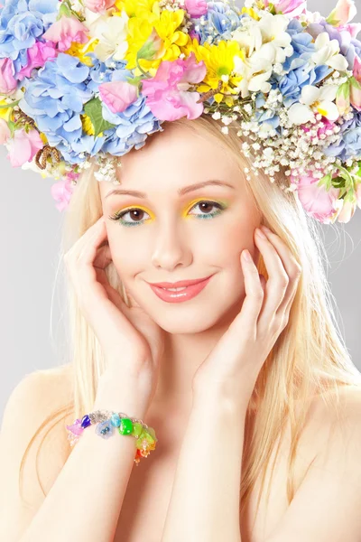 Mujer joven con corona de flores —  Fotos de Stock