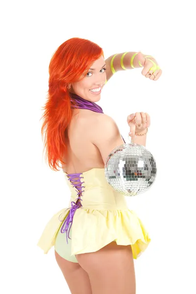 Redhead vrouw met disco bal — Stockfoto