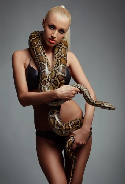 Chica con python — Foto de Stock