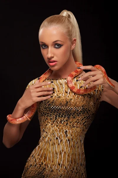 Девушка со змеей — стоковое фото