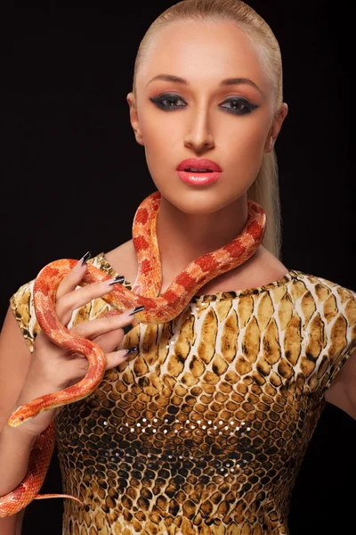 Lány, a kígyó — Stock Fotó