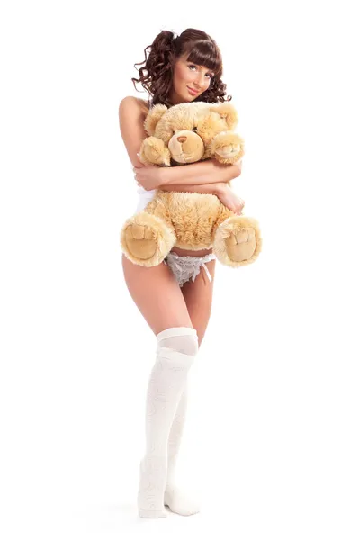 Genç kadın oyuncak ayı kucaklar — Stok fotoğraf