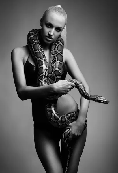 Menina com python — Fotografia de Stock