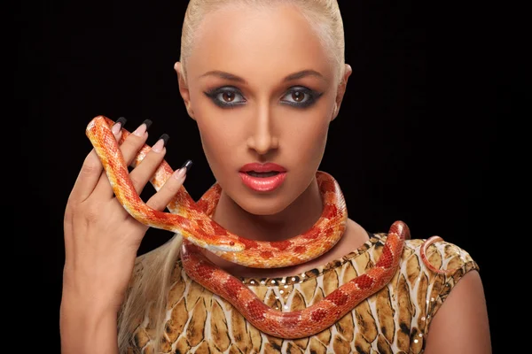 Chica con serpiente — Foto de Stock