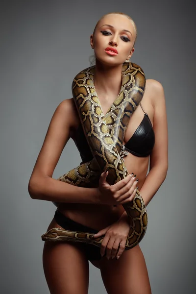 Menina com python — Fotografia de Stock