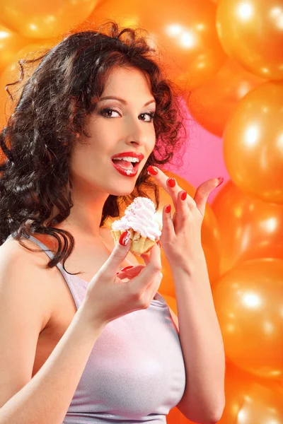 Vrouw met cake — Stockfoto