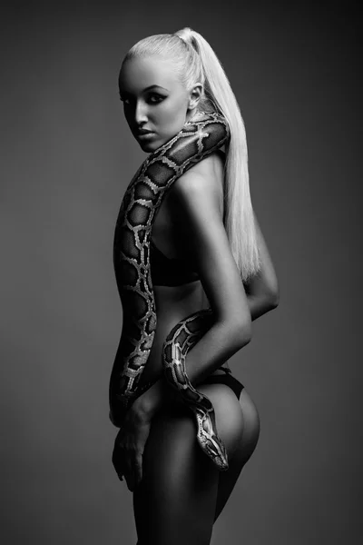 Menina com python — Fotografia de Stock