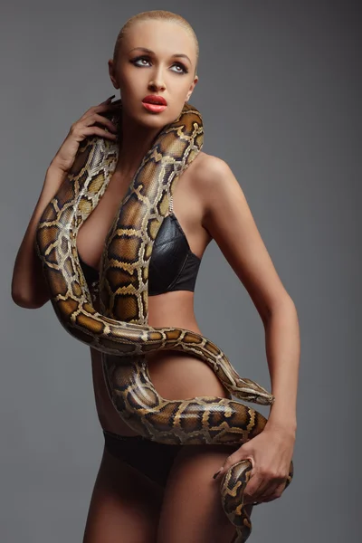 Chica con python —  Fotos de Stock