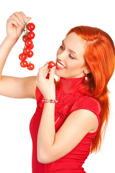 Kadın kiraz domates ile — Stok fotoğraf